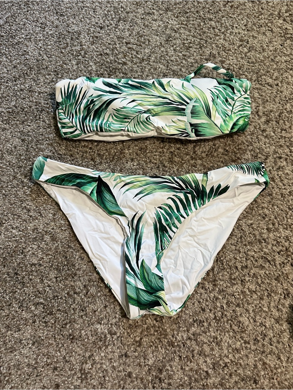 Many different bathing suits - Picture 3 of 7